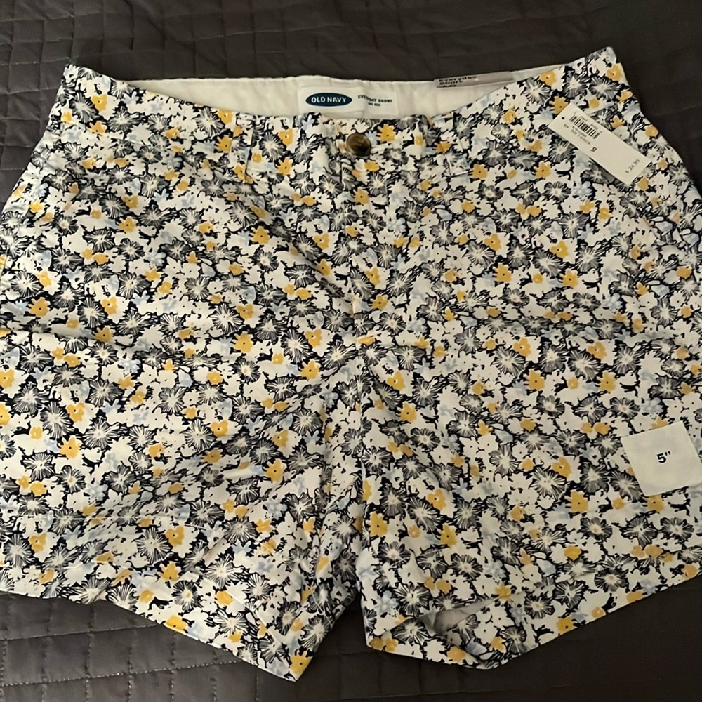 NEW Old Navy everyday shorts. Size 10 5”seam